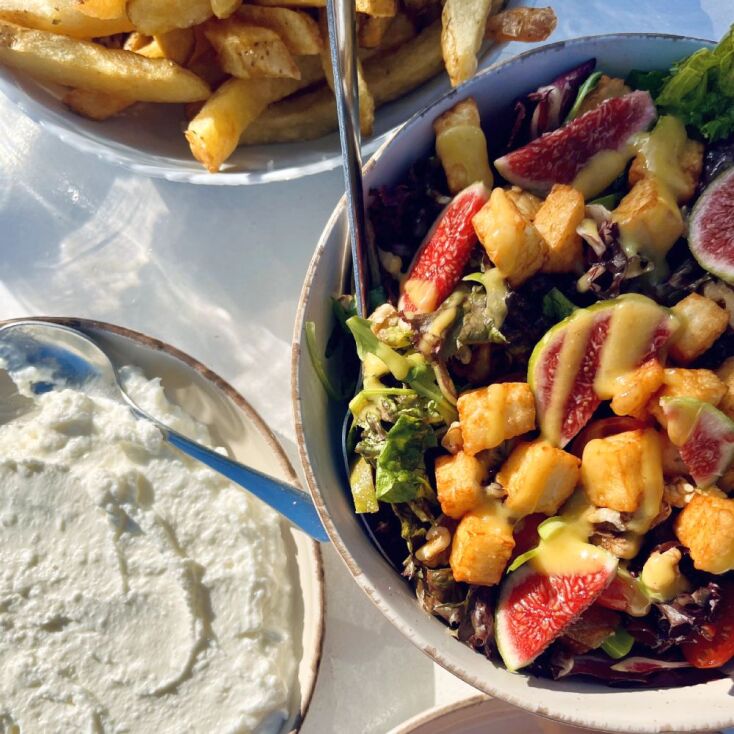 Ξύγαλο τυρί και βούτες με τηγανητές πατάτες στην ταβέρνα Θέα στην Ιεράπετρα