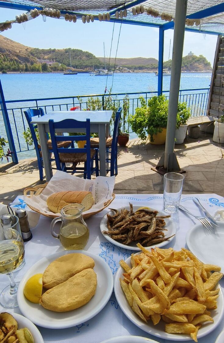 Γαύρος, πατατούλες, λημνιώτικο τυρί σαγανάκι στον Γλάρο στη Μύρινα της Λήμνου
