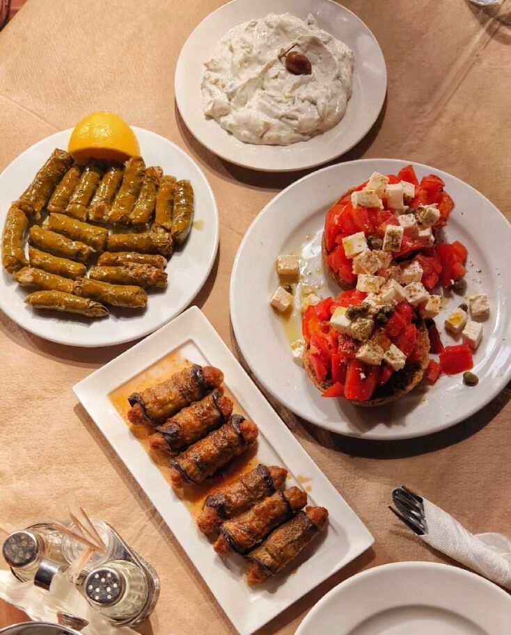 Φημισμένα κασπακιανά ντολμαδάκια στην ταβέρνα Το Εξοχικό στον Κάσπακα της Λήμνου