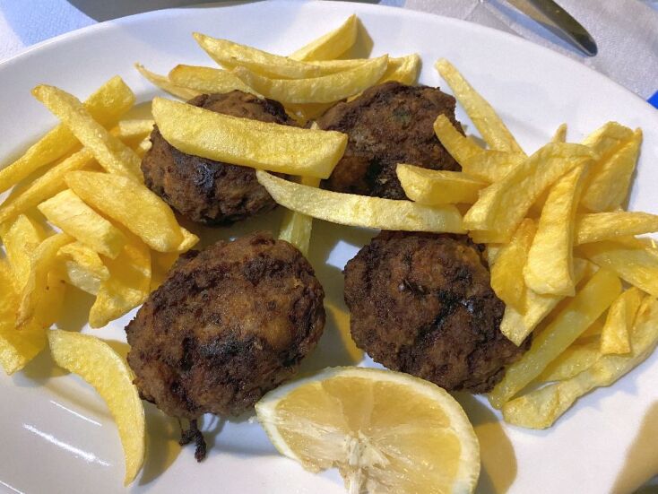 Στο Μαϊστράλι για αχτύπητους κεφτέδες, στην Πλάκα της Νάξου