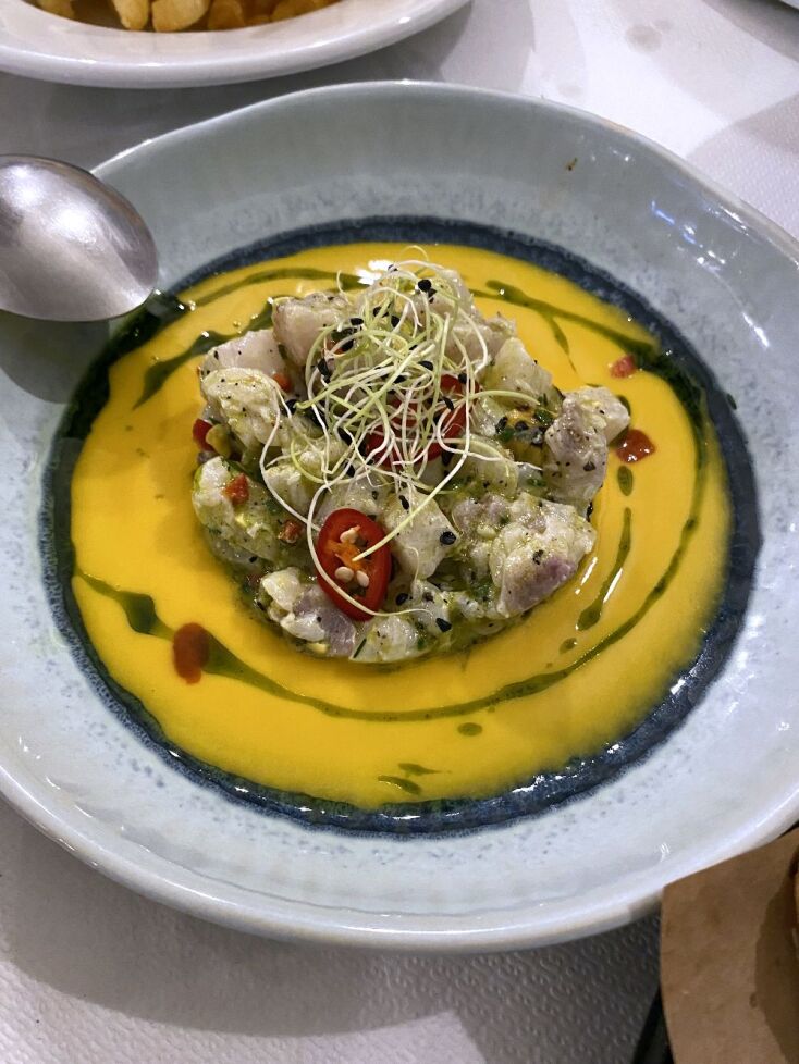 Σεβίτσε με μάνγκο και φύτρες φασολιού στο Ουζερί του ψαρά, Πόρτο Χέλι