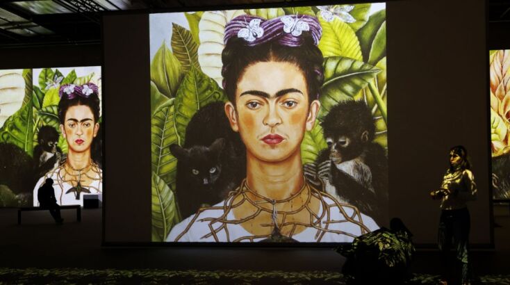 Η ζωγραφική της Κάλο όχι μόνο αντέκρουε τον πόνο της, αλλά έγινε το μέσο με το οποίο επικοινωνούσε την εμπειρία της ζωής της