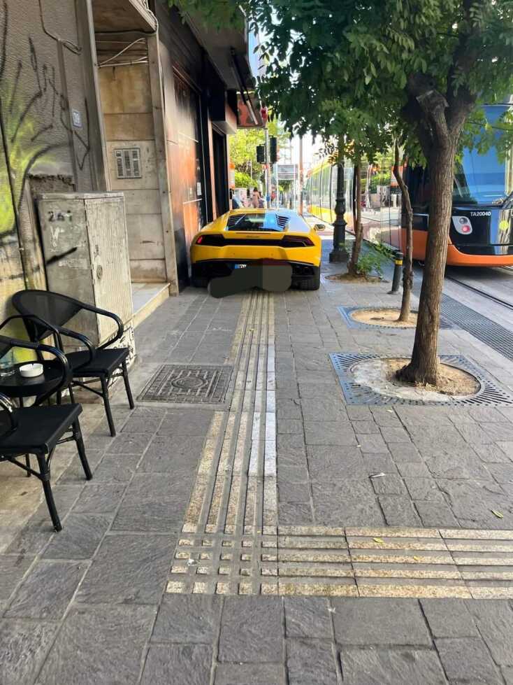 Mια Lamborghini παρκαρισμένη πάνω σε πεζοδρόμιο και ράμπα αναπήρων στον Πειραιά