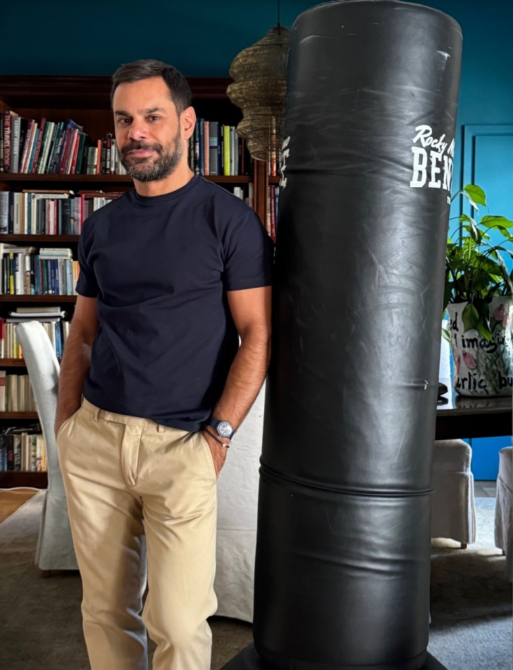 Ο Αλέξανδρος Κασσανδρινός μιλάει για την εικαστική έκθεση «Pink October»