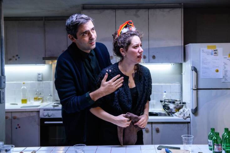 Κωνσταντίνος Ασπιώτης, Μαρία Πετεβή στο «The Humans» στο θέατρο Μουσούρη © Ελίνα Γιουνανλή