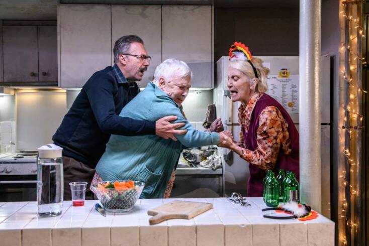 Λάζαρος Γεωργακόπουλος, Ξένια Καλογεροπούλου και Θέμις Μπαζάκα στο «The Humans» στο θέατρο Μουσούρη © Ελίνα Γιουνανλή