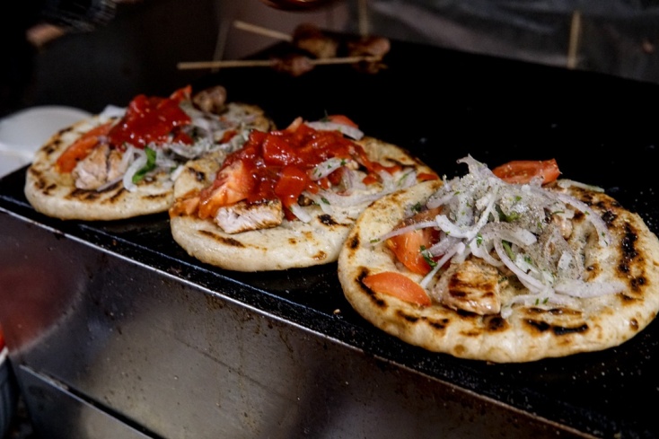 Τα υλικά για το σουβλάκι πάνω στο μαντέμι