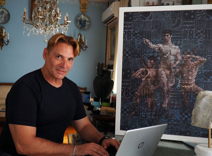 O Κωνσταντίνος Κατέχης, με το ψηφιακό έργο του «Μύθος». © Villy Calliga