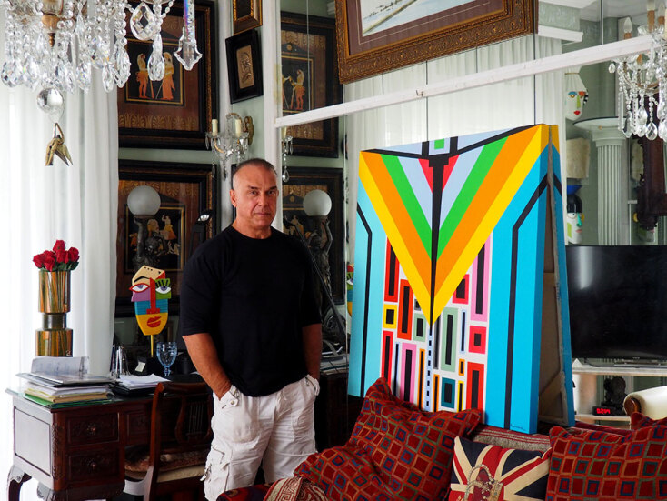 Ο Πάνος Λαϊνόπουλος με έργο του από τη σειρά Geometric Pop. © Villy Calliga