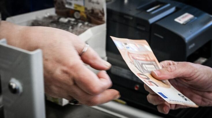 Πληρώνουμε 1.685 ευρώ τον μήνα για να ζήσουμε