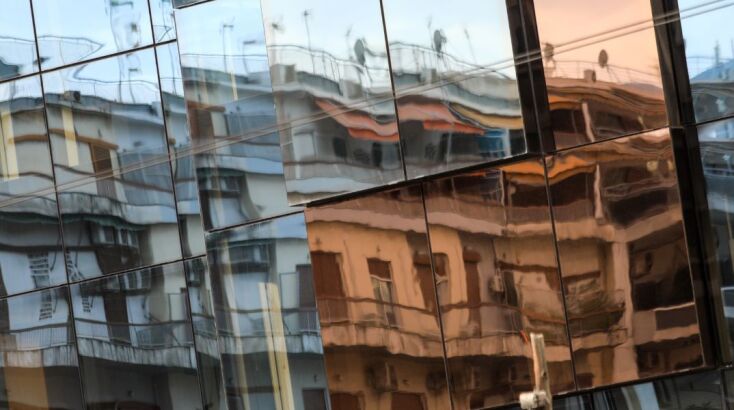 Πληρώνουμε 1.685 ευρώ τον μήνα για να ζήσουμε