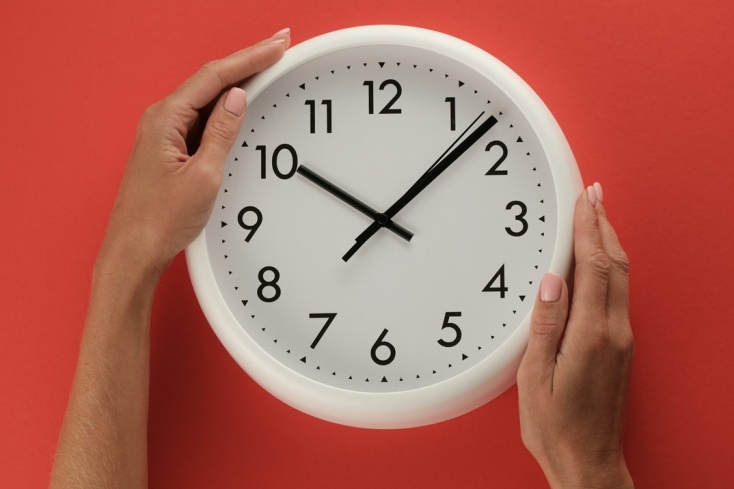 Χέρια πάνω σε ρολόι