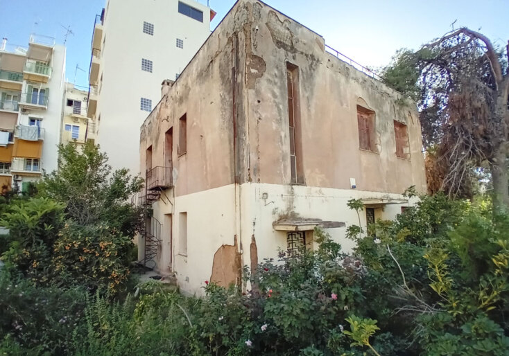 Διώροφη κατοικία με κήπο. Η καταστροφή των κήπων είναι μεγάλη απώλεια για την πόλη