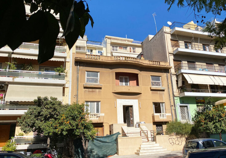 Διώροφο κατοικία του Μεσοπολέμου. Η πόρτα της από χυτοσίδερο αποτελεί ένα κομψοτέχνημα