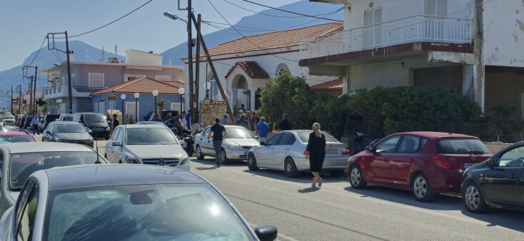 Συγγενεις και φίλοι στις κηδείες των δύο ανδρών που έχασαν τη ζωή τους στη φωτιά της Κορινθίας