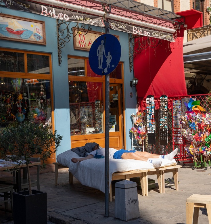 Θεσσαλονίκη: Γείτονες για μία μέρα - Μετά την Ιαπωνία και τη Γαλλία, μια ομάδα ανθρώπων «μετακομίζει» στο κέντρο της πόλης στήνοντας υπαίθριο νοικοκυριό