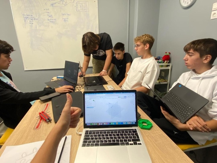 Οι «Pyroneers» στην Κωνσταντινούπολη θα εκπροσωπήσουν την Ελλάδα στο παγκόσμιο πρωτάθλημα FRC Εκπαιδευτικής Ρομποτικής