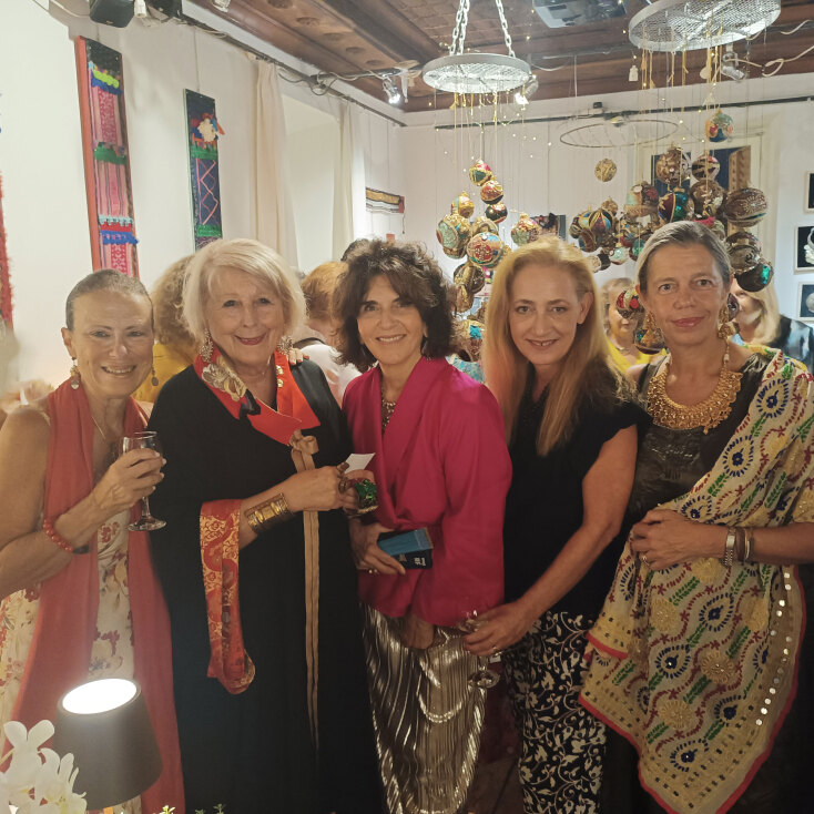 Από αριστερά προς τα δεξιά: Έλενα Ντάκουλα, Λέλα Αρβανίτη, Κλαίρη Τσαλουχίδη-Χατζημηνά, Νίκη Ευγενίδου, Ίρις Κρητικού