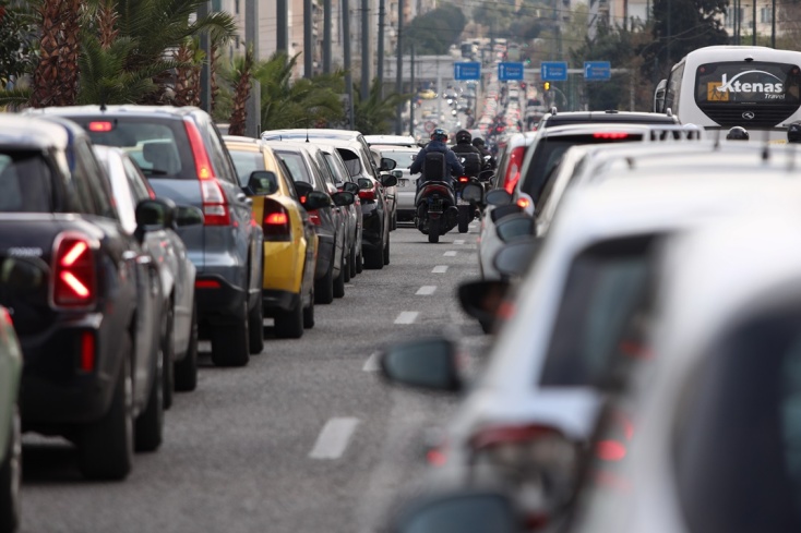 Αυτοκίνητα κολλημένα στην κίνηση