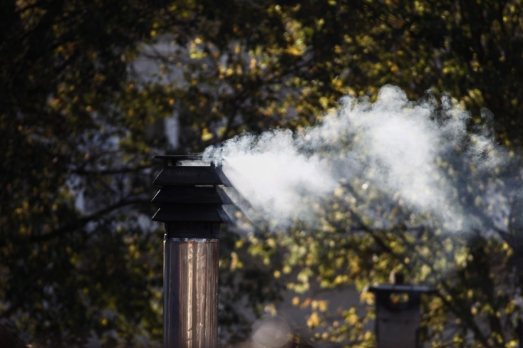 Καπνός βγαίνει από καμινάδα