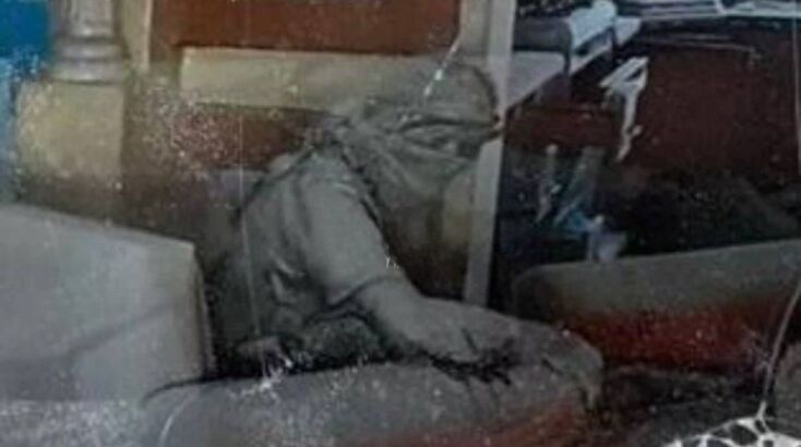 Η τελευταία φωτογραφία του Γιαχία Αλ Σινουάρ, λίγο πριν την εξόντωσή του από Ισραηλινή περίπολο στη Ράφα της Γάζας. Είναι ήδη βαριά τραυματισμένος μέσα σε ένα βομβαρδισμένο κτίριο και κοιτάζει την ιπτάμενη κάμερα (drone) που τον φωτογραφίζει.