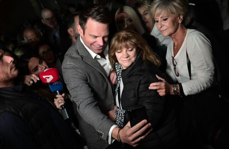 Σόου Κασσελάκη στα εγκαίνια των γραφείων με καπνογόνα και...Αντώναρο, Τζάκρη, Αποστολάκη