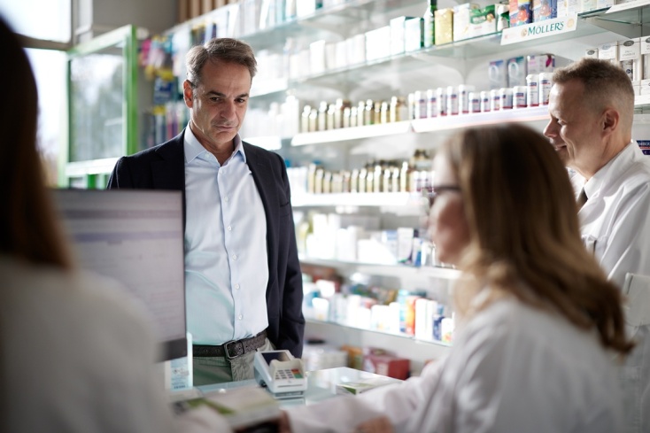 Μητσοτάκης: Σε φαρμακείο για το self test για τον καρκίνο του παχέος εντέρου