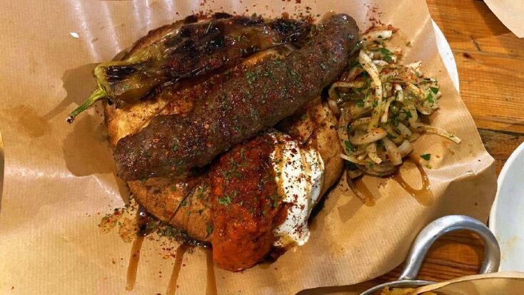 Στη Μουσουρλού, το καινούργιο γαστροκαφενείο-μεζετζίδικο του Ηλία Σκουλά