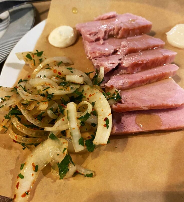 Στη Μουσουρλού, το καινούργιο γαστροκαφενείο-μεζετζίδικο του Ηλία Σκουλά