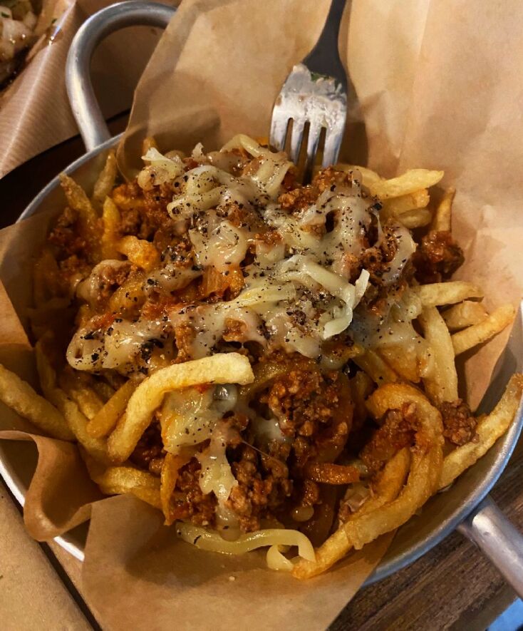 Στη Μουσουρλού, το καινούργιο γαστροκαφενείο-μεζετζίδικο του Ηλία Σκουλά