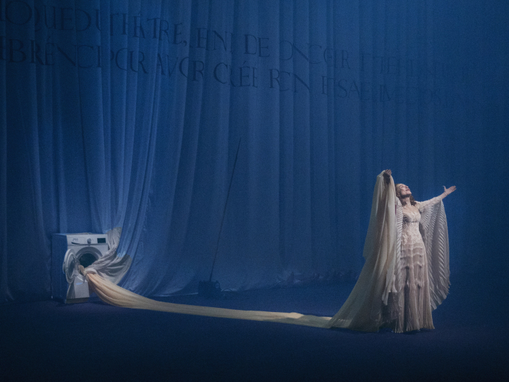 Η παράσταση Βερενίκη σε σκηνοθεσία Ρομέο Καστελούτσι στη Στέγη Ιδρύματος Ωνάση