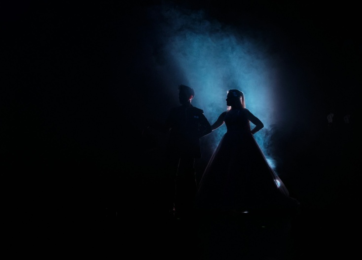 Σκιές από παράσταση σε θεατρική σκηνή