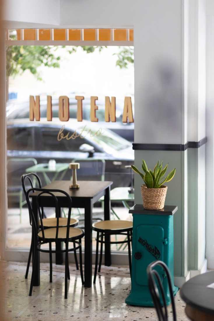 Niotena: Το καινούργιο μπιστρό στη Νέα Σμύρνη με νόστιμους ελληνικούς μεζέδες