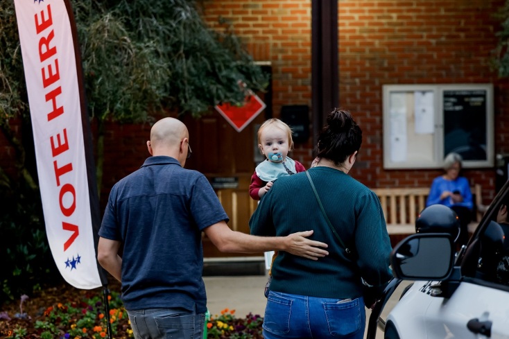 Εκλογές ΗΠΑ 2024: Αξιωματούχοι προειδοποιούν για προσπάθειες παραπληροφόρησης - Ψευδή βίντεο επικαλούνται τρομοκρατικές απειλές και νοθεία.