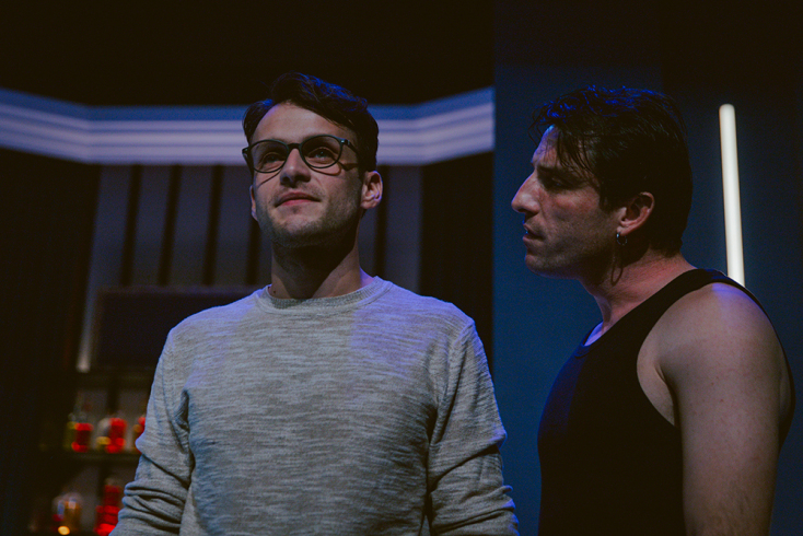 «Blue Train» του Γεράσιμου Ευαγγελάτου, σε σκηνοθεσία Γιώργου Σουλεϊμάν, στο θέατρο Άλμα - Γιώργος Μπένος, Σπύρος Χατζηαγγελάκης © Χρήστος Συμεωνίδης