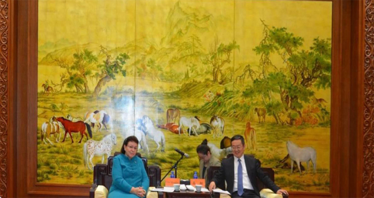 Η Υπουργός Πολιτισμού Λίνα Μενδώνη με τον Πρόεδρο της Κινεζικής Ακαδημίας Κλασικών Σπουδών Gao Xiang