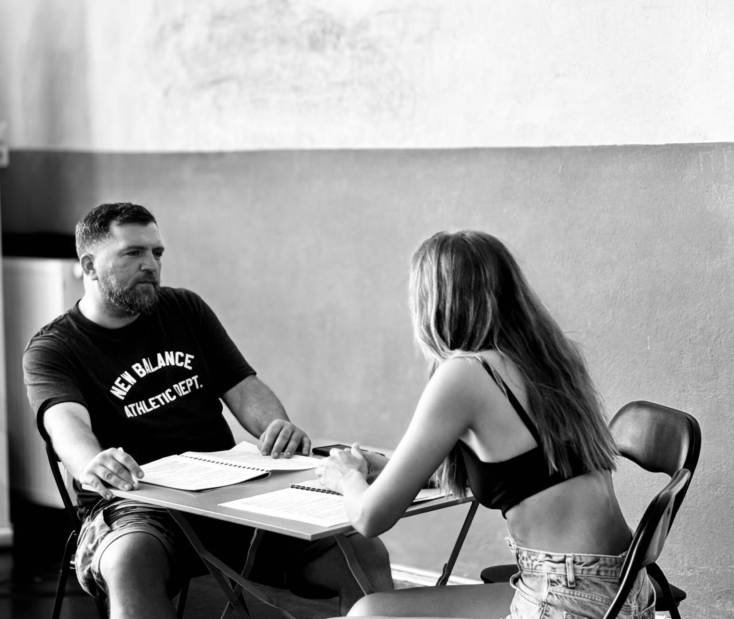 Anser: Συνέντευξη με τον ράπερ για τον πρωταγωνιστικό του ρόλο στη θεατρική παράσταση «Η Ατζέντα» που σκηνοθετεί ο Δημήτρης Αγοράς στο Altera Pars.