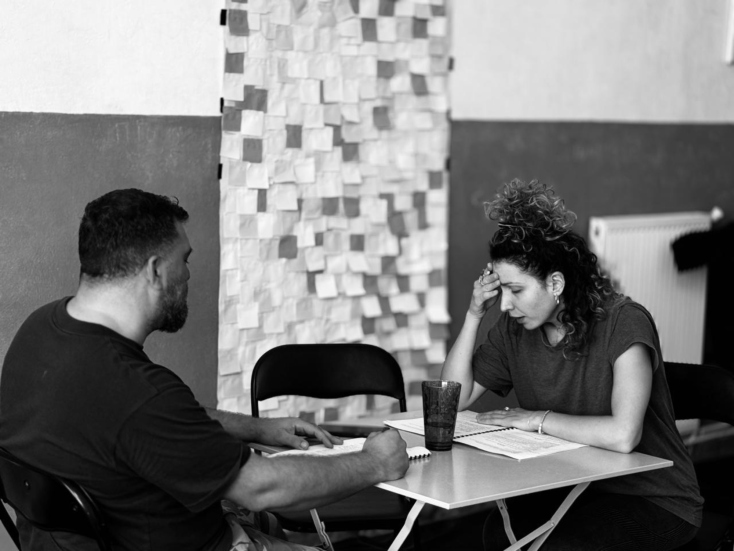 Anser: Συνέντευξη με τον ράπερ για τον πρωταγωνιστικό του ρόλο στη θεατρική παράσταση «Η Ατζέντα» που σκηνοθετεί ο Δημήτρης Αγοράς στο Altera Pars.