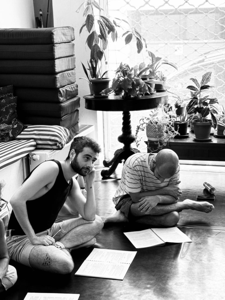 Anser: Συνέντευξη με τον ράπερ για τον πρωταγωνιστικό του ρόλο στη θεατρική παράσταση «Η Ατζέντα» που σκηνοθετεί ο Δημήτρης Αγοράς στο Altera Pars.