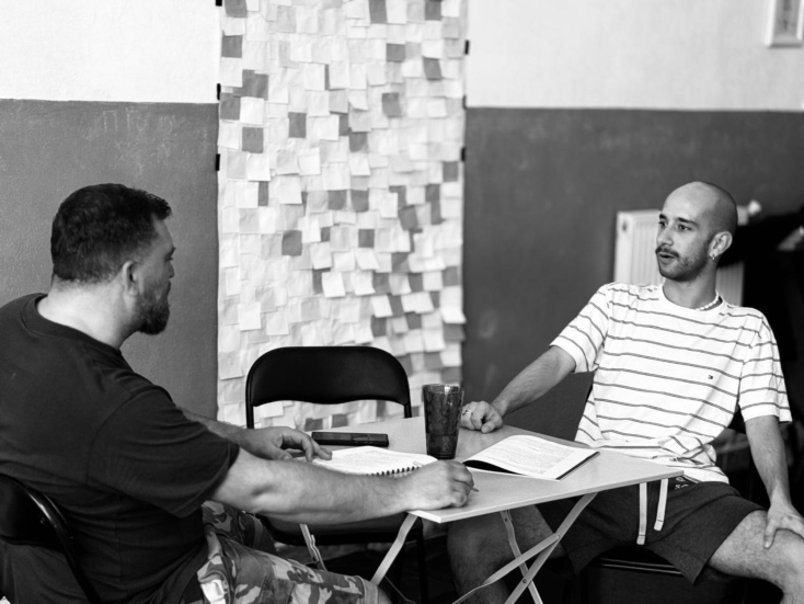 Anser: Συνέντευξη με τον ράπερ για τον πρωταγωνιστικό του ρόλο στη θεατρική παράσταση «Η Ατζέντα» που σκηνοθετεί ο Δημήτρης Αγοράς στο Altera Pars.