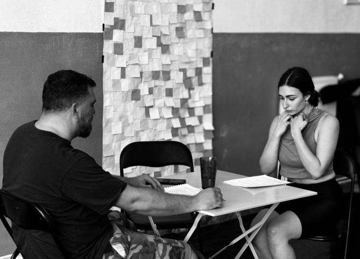 Anser: Συνέντευξη με τον ράπερ για τον πρωταγωνιστικό του ρόλο στη θεατρική παράσταση «Η Ατζέντα» που σκηνοθετεί ο Δημήτρης Αγοράς στο Altera Pars.