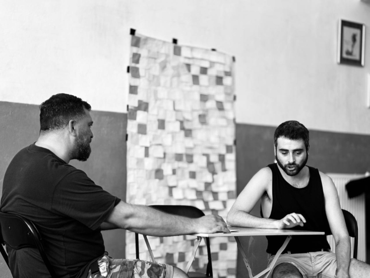 Anser: Συνέντευξη με τον ράπερ για τον πρωταγωνιστικό του ρόλο στη θεατρική παράσταση «Η Ατζέντα» που σκηνοθετεί ο Δημήτρης Αγοράς στο Altera Pars.