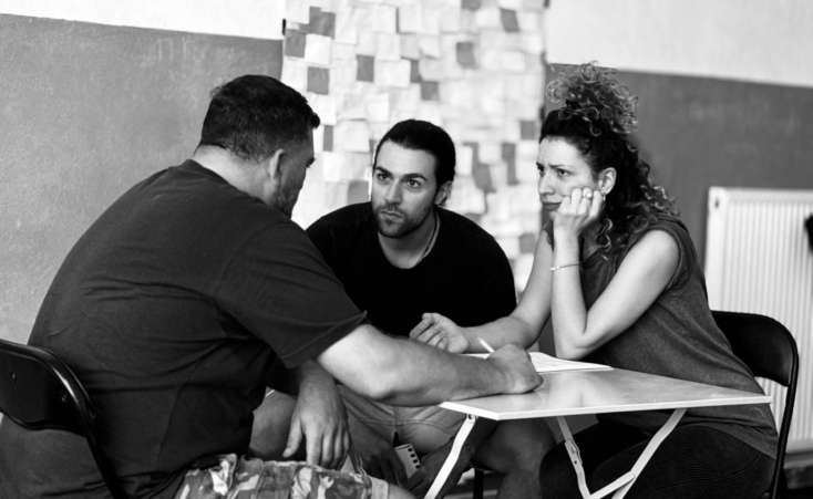 Anser: Συνέντευξη με τον ράπερ για τον πρωταγωνιστικό του ρόλο στη θεατρική παράσταση «Η Ατζέντα» που σκηνοθετεί ο Δημήτρης Αγοράς στο Altera Pars.