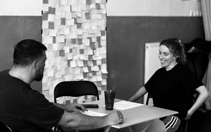 Anser: Συνέντευξη με τον ράπερ για τον πρωταγωνιστικό του ρόλο στη θεατρική παράσταση «Η Ατζέντα» που σκηνοθετεί ο Δημήτρης Αγοράς στο Altera Pars.