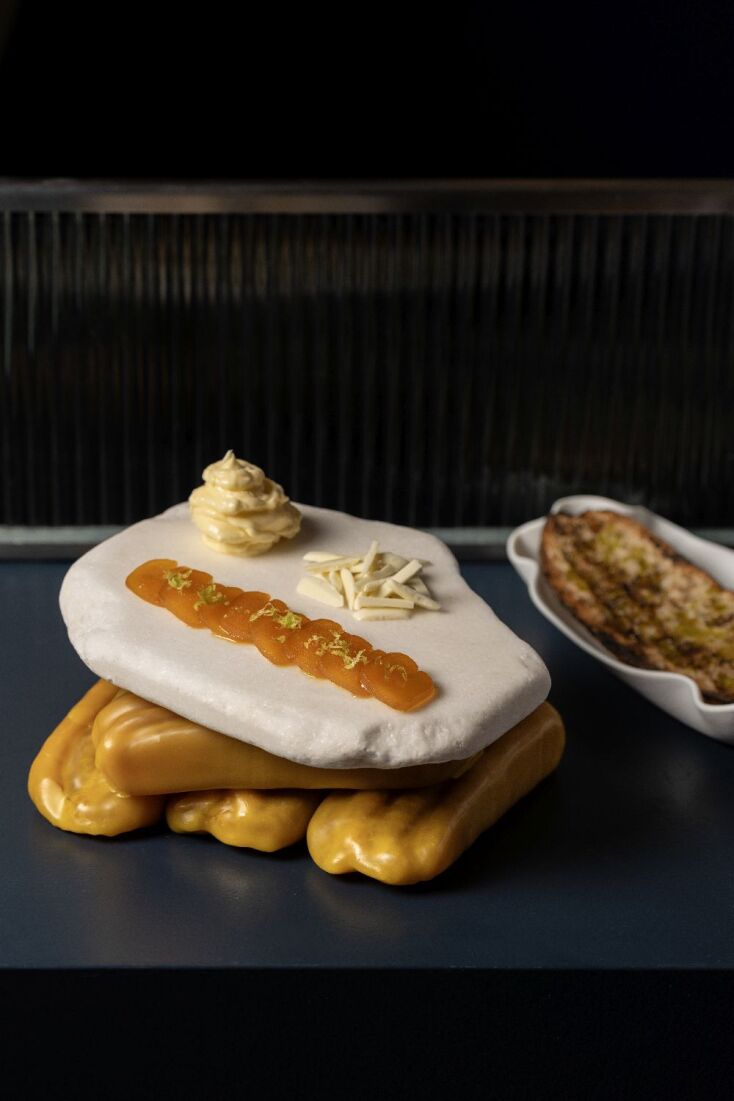 Αυγοτάραχο Μεσολογγίου Μελίχλωρο, φρυγανισμένο ψωμί σίκαλης, κομμάτια λευκής σοκολάτας