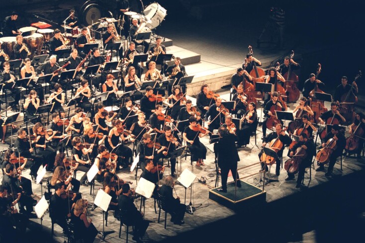 Σαν σήμερα 14 Νοεμβρίου 1989: Η ίδρυση της Ορχήστρας των Χρωμάτων από τον Μάνο Χατζιδάκι - Η ιστορία του μουσικού συνόλου και τα προβλήματα που αντιμετώπισε.  