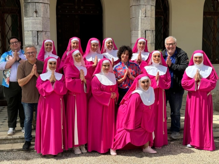 Η Κατάρα της Τζέλας Δελαφράγκα είναι μια σάτιρα της ελληνικής τηλεόρασης