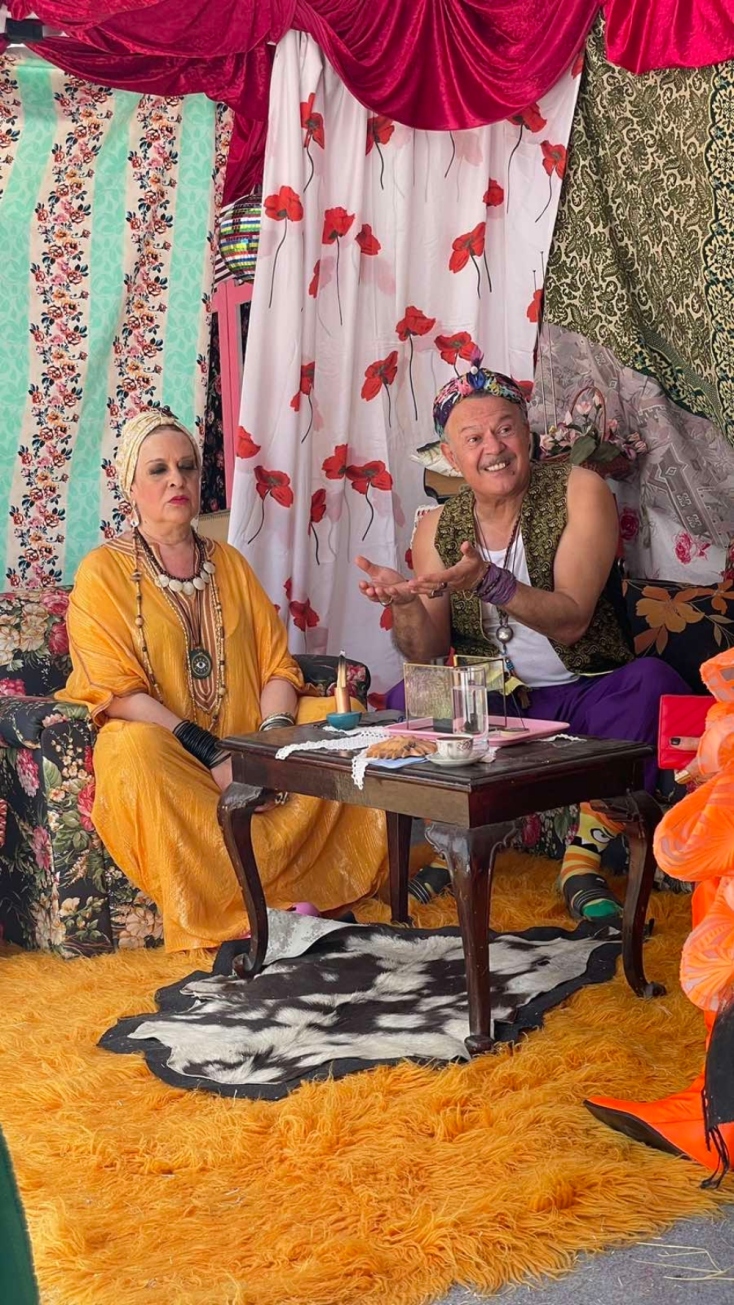 Η Κατάρα της Τζέλας Δελαφράγκα είναι μια σάτιρα της ελληνικής τηλεόρασης