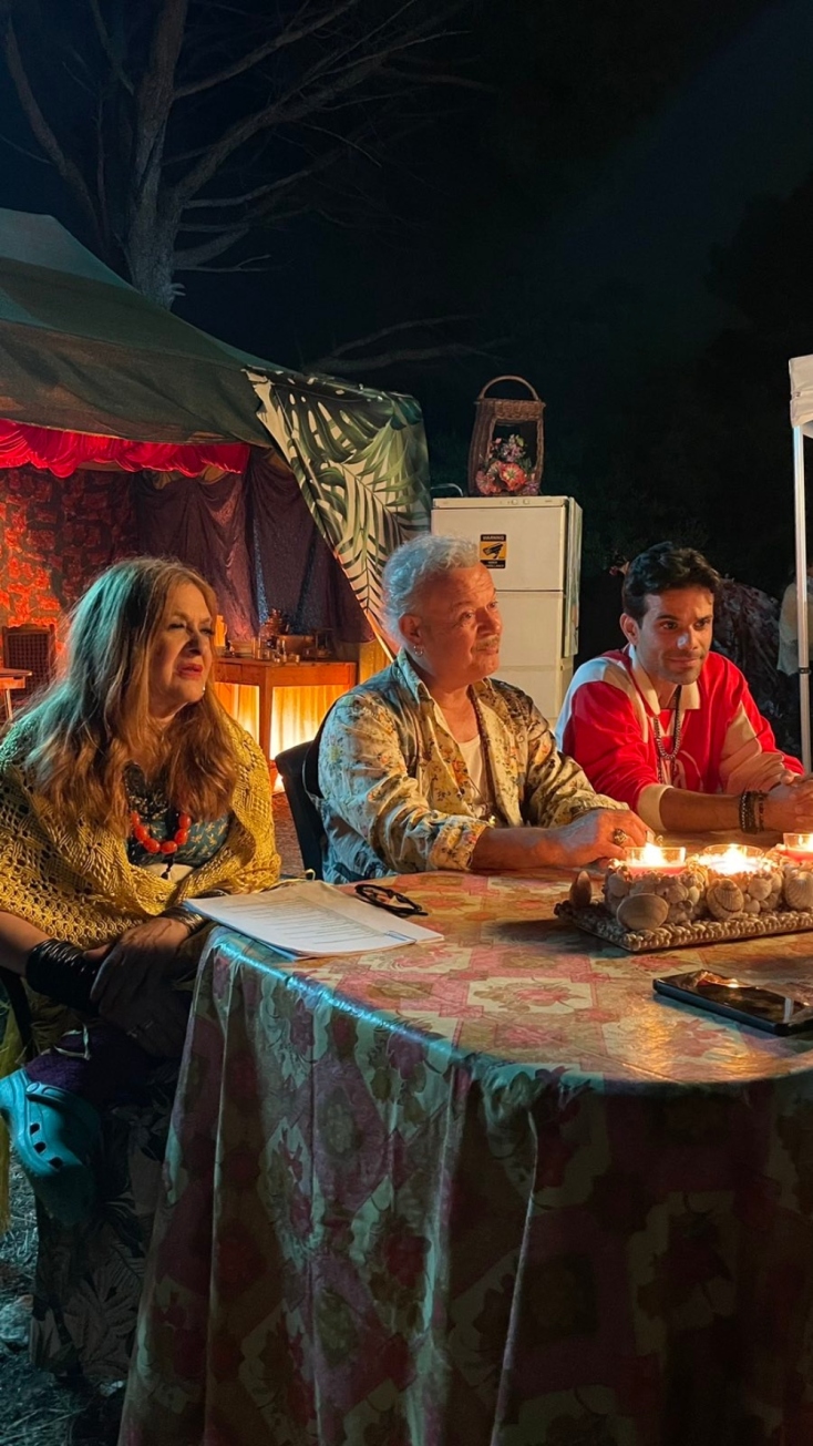 Η Κατάρα της Τζέλας Δελαφράγκα είναι μια σάτιρα της ελληνικής τηλεόρασης