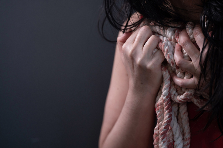 «Ρωγμές» στο θέατρο Ροές